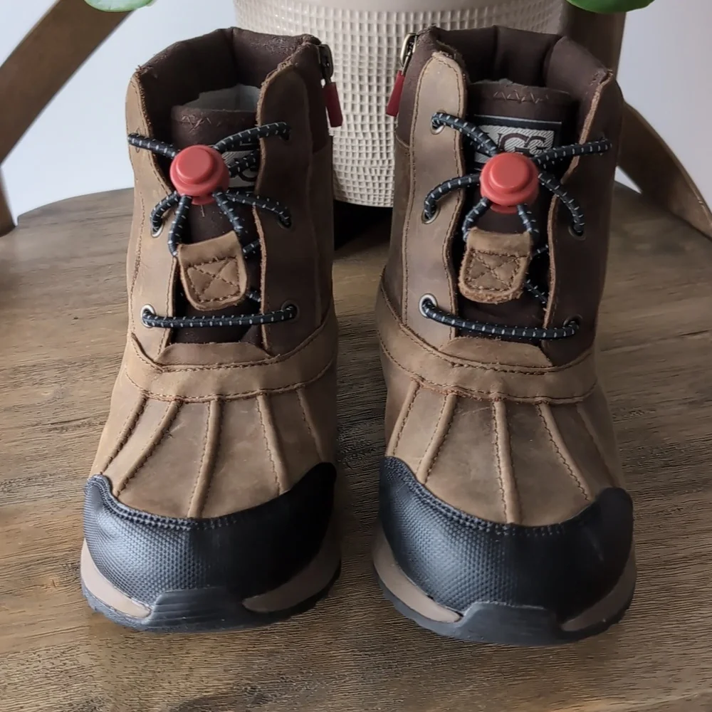 UGG Turlock Boots Leather Weather Size 2 Little Kid Walnut